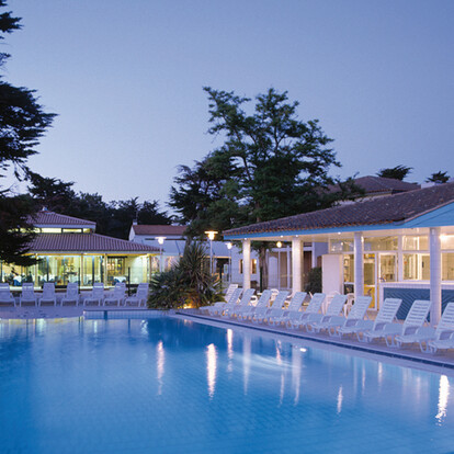 hotel-les-grenettes-piscine-1