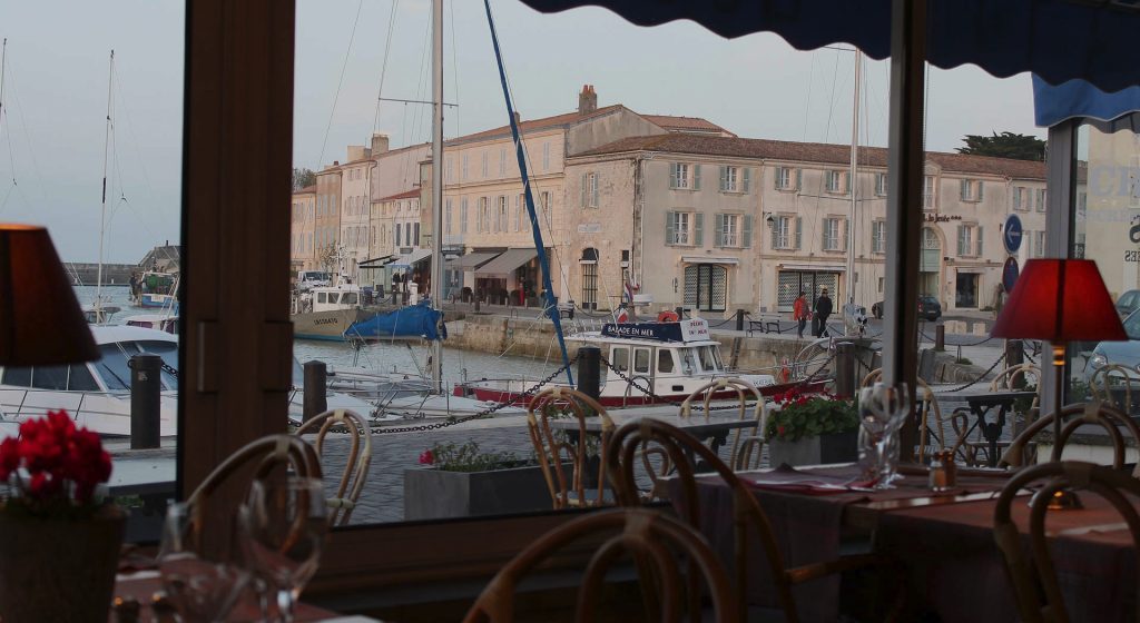 Restaurant Les Colonnes sur le port de Saint-Martin-de-Ré