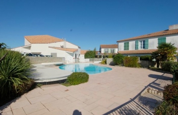 piscine-appartement-location-la-couarde-1